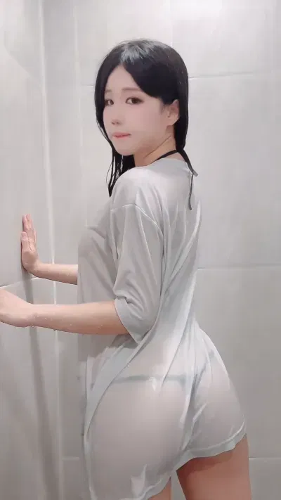 ad1yn2 Washing in the shower