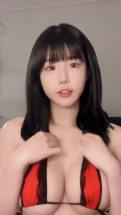 ad1yn2 Taking off her bra
