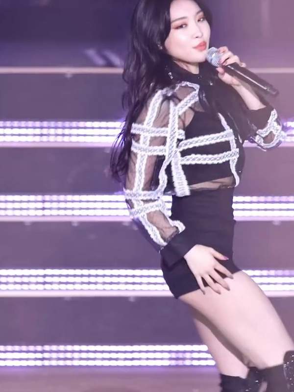 Just a Kpop babe in thigh-highs and a teasing dress, belting out sultry tunes. You like my outfit, don’t you pervs? 😉 – @dancingqueen’s Sex Reel On koreanbj.club – TikTok Porn & Shorts