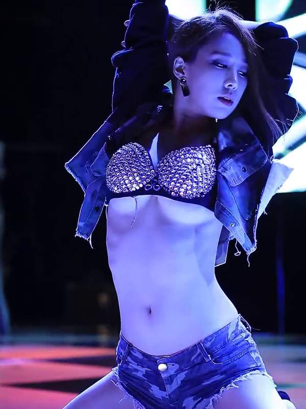 Just a spicy little number doing her thing on stage, making your Kpop fantasies come true. Slink over for a closer look, tiger. 😉 – @badassani’s Sex Reel On koreanbj.club – TikTok Porn & Shorts