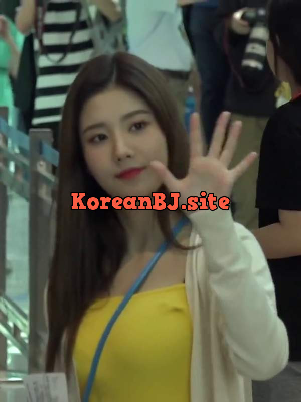 Waving bye to those sweeties, while my yellow mini is riding up. K-pop erotica, my airport fashion is a crowd-pleaser, right? 😉 – @dancingqueen’s Sex Reel On koreanbj.club – TikTok Porn & Shorts