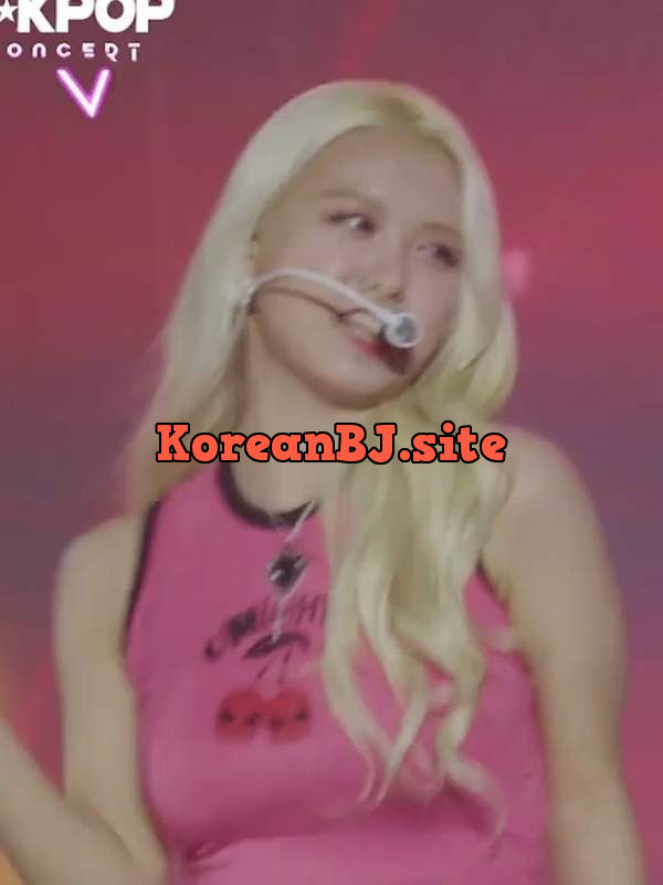 Check me out, blond and bubbly in pink, holding my ‘special’ microphone. 😉 Ready for my KpopFap solo, are you? – @keishablack’s Sex Reel On koreanbj.club – TikTok Porn & Shorts