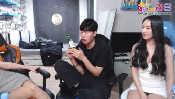 쓰따_얼굴몸매까지 똑같은_자식농사 망한 일란성 쌍둥이녀들