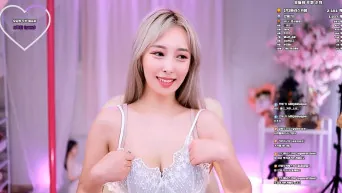 bj유나 발차기 사이로 보이는 무엇인가